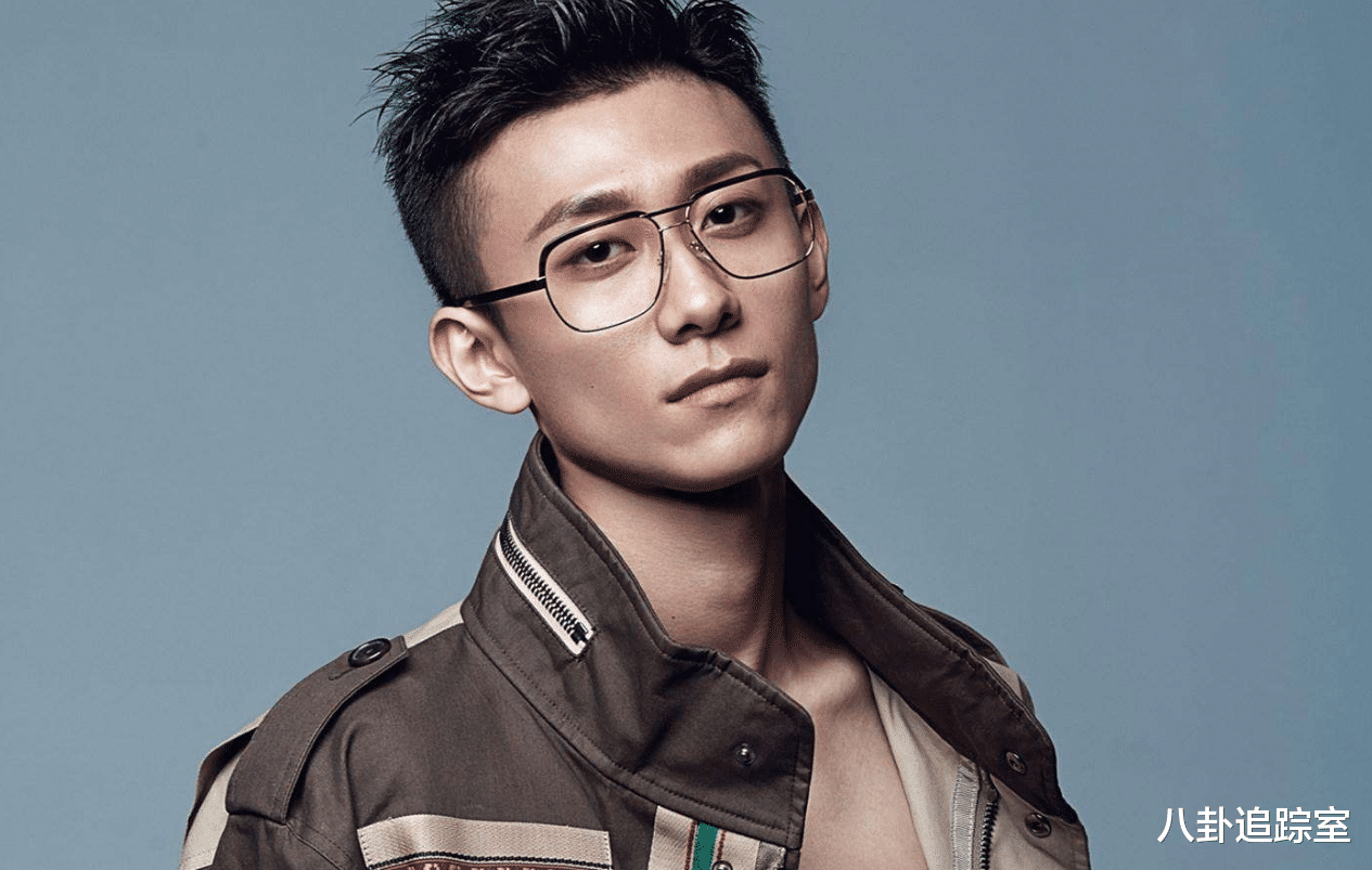 张一山|太长情！张一山在车内与人热吻，同回公寓疑似同居，是法拉利女主