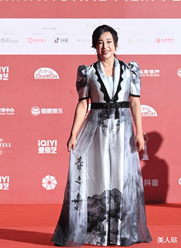 刘晓庆|69岁刘晓庆生图过于真实！穿国风裙高贵又大气，脸部坑洼紧绷像画皮