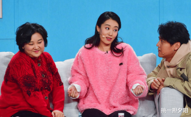 春晚|64岁冯巩一家庆小年! 给汽车铲雪闹乌龙, 送徒弟贾玲上春晚自己缺席5年去干啥了?