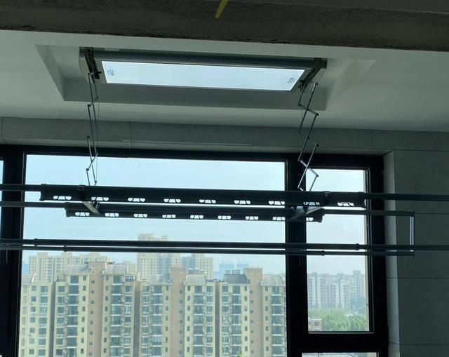 阳台吊顶，怎么装晾衣架？建议参照这2种方式安装，好看还好用