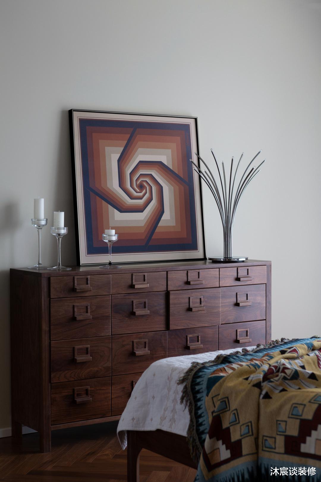 她家的玄关让人眼前一亮,全屋混搭也好看,温馨复古,治愈感满满