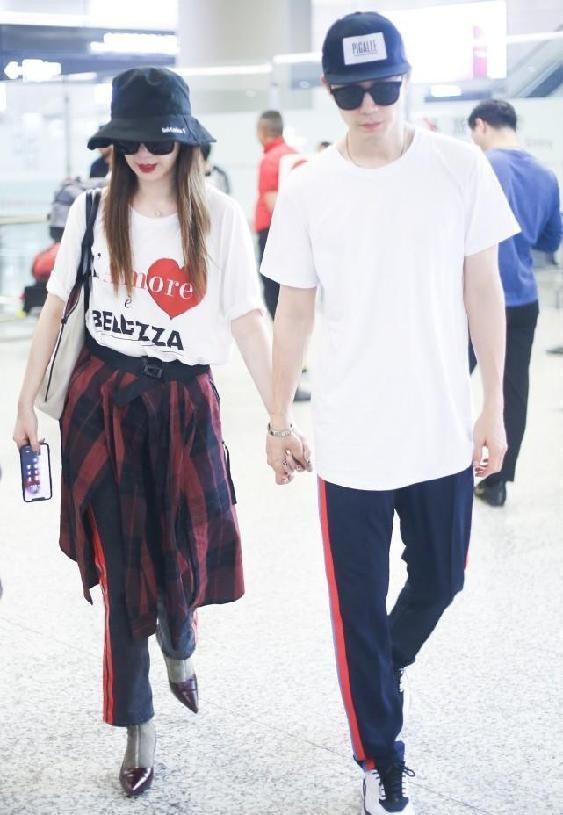 短袖不能搭配得太简单，戚薇这种搭配方式，时髦独特好惹眼