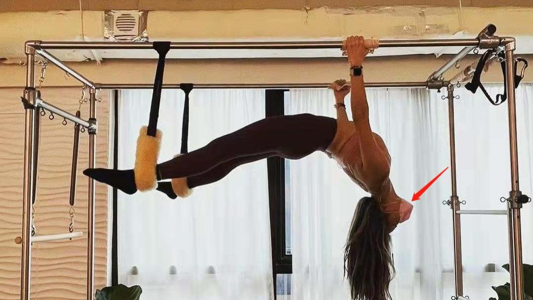 容祖儿|42岁容祖儿空中做瑜伽，身材火辣小蛮腰瞩目，戴口罩玩高难度动作