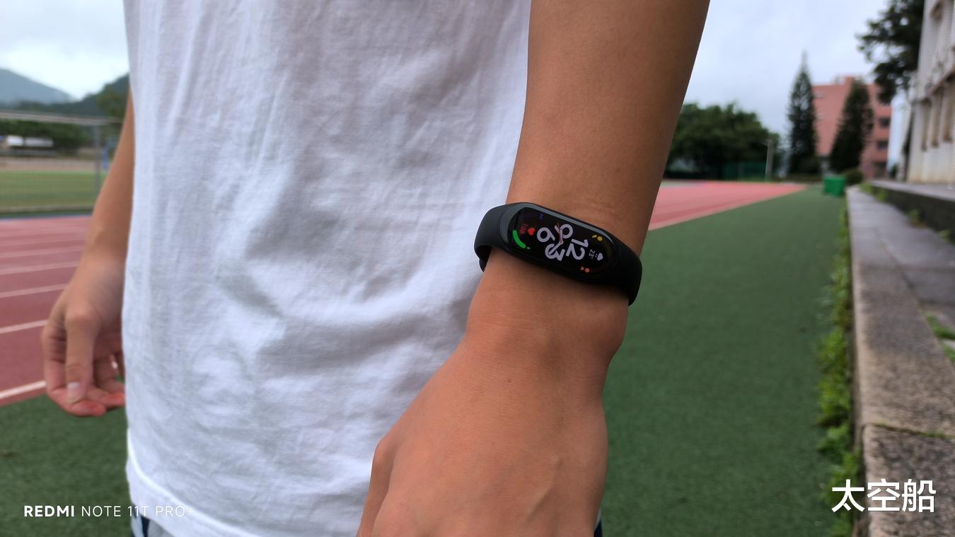 |屏幕更大，功能更全，小米手环7评测