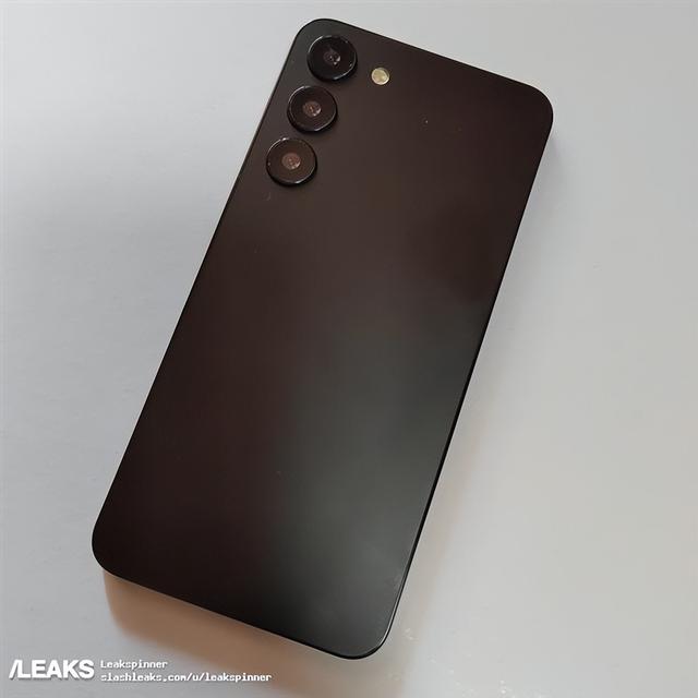 三星Galaxy S23系列全系机模曝光：独立摄像头凸起很克制