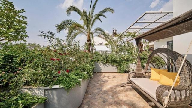 联排别墅翻新下，果然大变样！有院子有车库，家里旋转楼梯也不赖