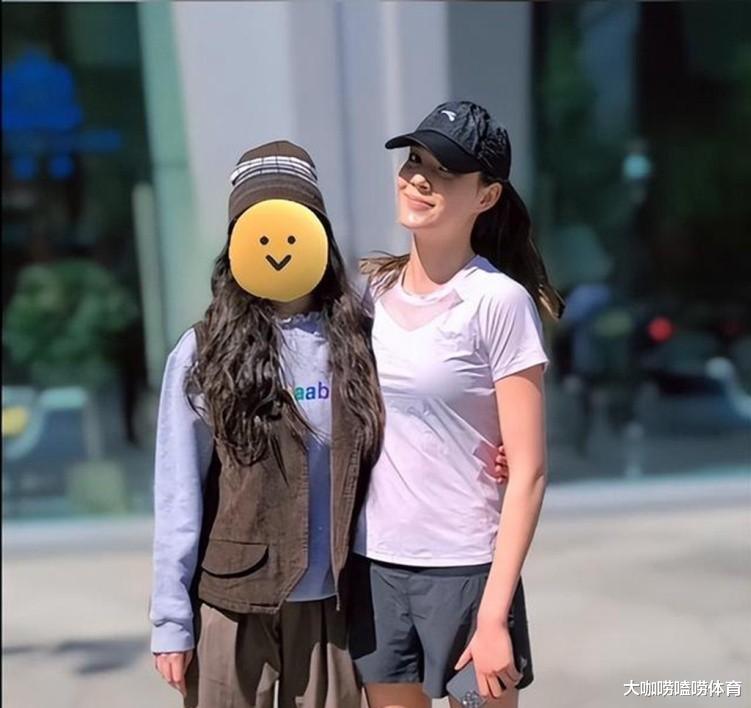 谷爱凌|笑喷!北京网友偶遇谷爱凌,情急之下拿出餐巾纸求签名,逗笑爱凌