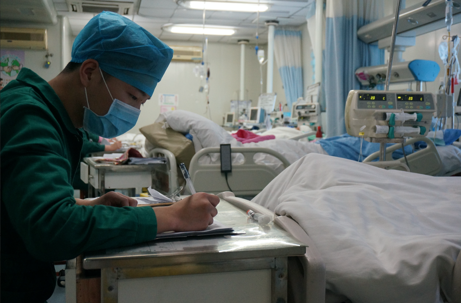 护士|男生也能学护理学，毕业后找工作很吃香，竞争力比女生还强