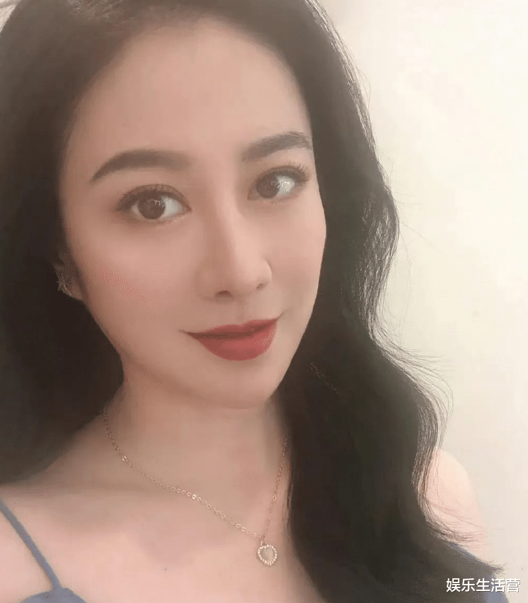 叶璇|42岁叶璇疑似整容,鹅蛋脸变锥子脸,面部僵硬,网友:换了个头?