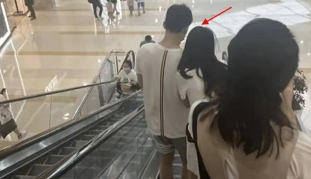 孙杨|孙杨和张豆豆在街上偶遇，全程亲密无间，证实了领证的传闻