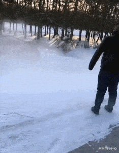 万梓良|为老不尊?万梓良商演紧搂伴舞不撒手,女生满脸嫌弃拒不配合