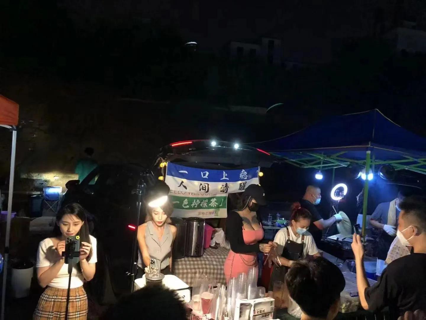广西:女子夜市摆摊,穿着过于“清凉”,顾客付完钱还不舍得离开
