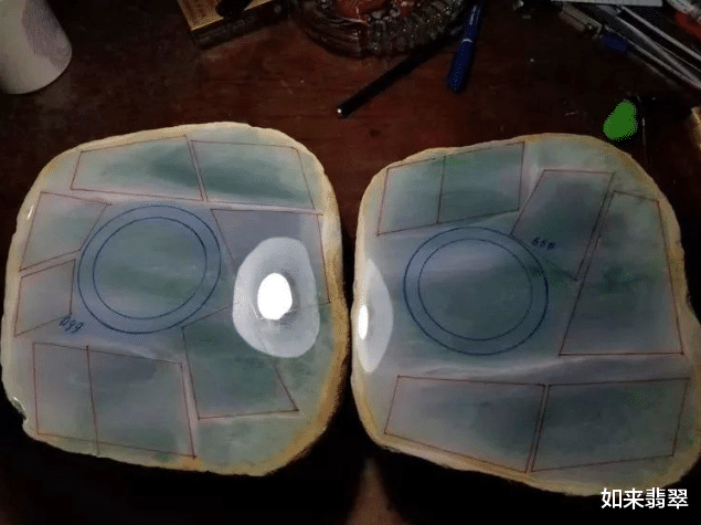 翡翠|朋友收藏十多年的一块石头，切出竟有5条手镯和“一箩筐”大牌挂件