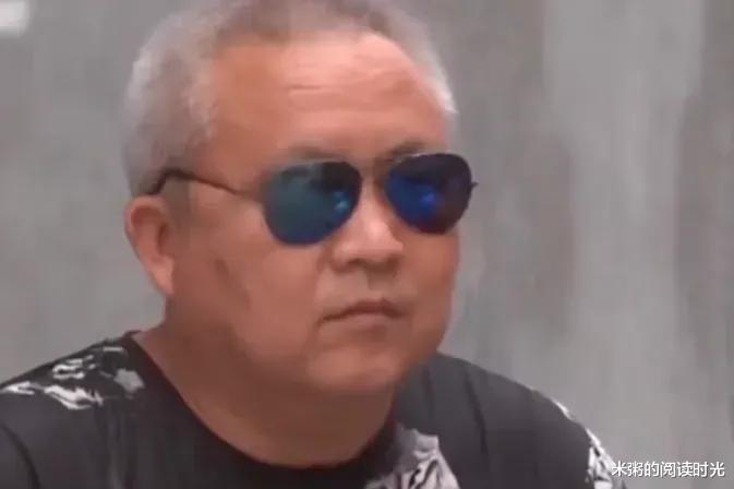 7旬母逼女卖房,拿30万帮儿子还债后,却不罢休:女儿再好也是草