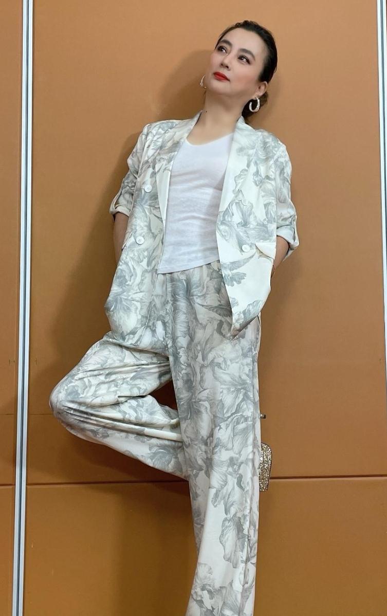 李玲玉|58岁李玲玉晒近照,透视T恤搭西装,艳丽四射不输小9岁尤泓斐