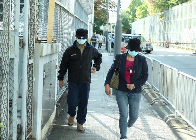 吴士宏|TVB男星杨明正式出狱,神情呆滞愁眉不展,女友并未嫌弃到场接人