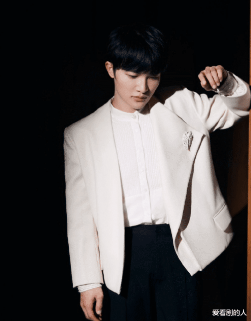 周深|周深《最好的礼物》满一周年，“家是人生中最好的礼物”，他也是