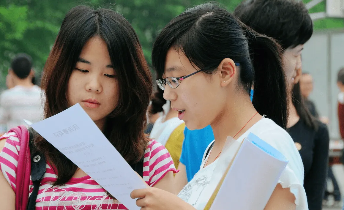 大学生|985博士面对三份顶级工作，直接选择大学老师，网友：这是聪明人