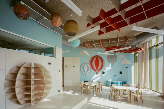 居然没有校门？拉脱维亚这所开放式国际学校的设计真是既实用又充满乐趣