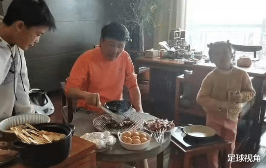 王楠一家豪宅里吃烧烤，高级红木家具当烧烤架，儿子一旁直流口水