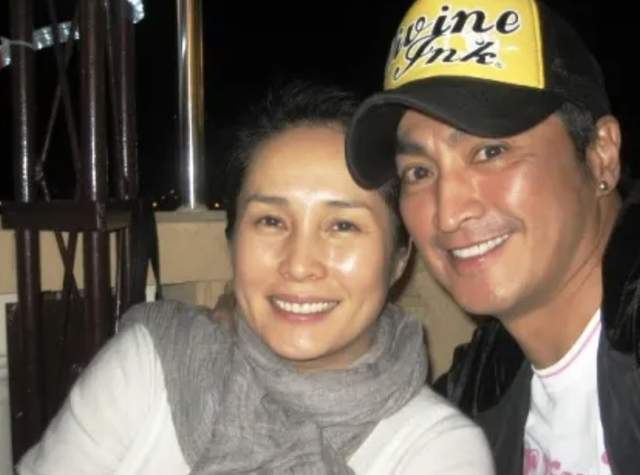 何家劲|62岁展昭何家劲首晒娃！高举俩女孩臂力惊人，至今未婚自曝有女儿