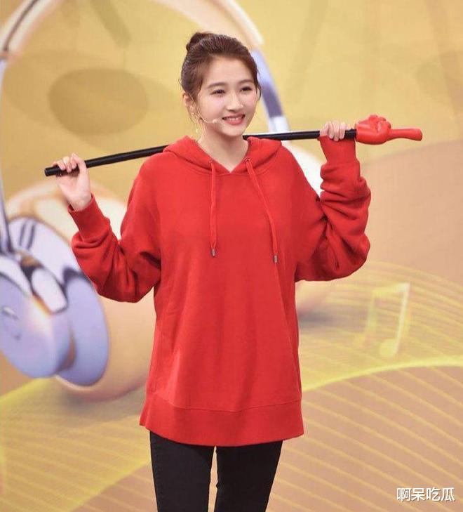 关晓彤|关晓彤丑衣服真多，老气肥胖暴露缺陷，反其道收获人气？