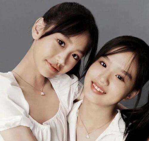 钟丽缇|钟丽缇分享近照，和两个女儿同框，母女三人精致又美丽