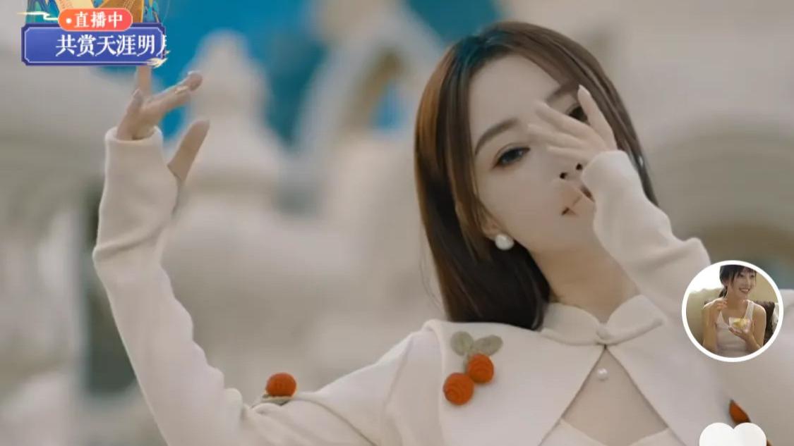 李小璐|李小璐：中秋节想跳舞给大家看，当跳舞面对镜头脸上卡粉非常明显