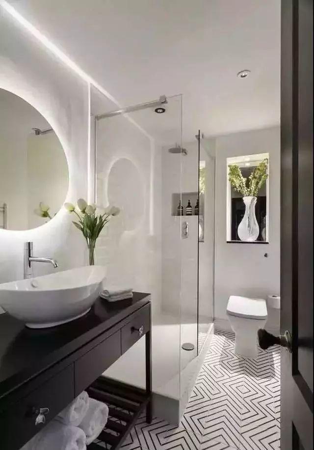 这些卫生间瓷砖也太帅了吧,果然有钱装修就是好看