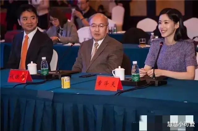 章泽天|差劲的主办方，竟然把刘强东与奶茶妹妹分开坐，太过分了