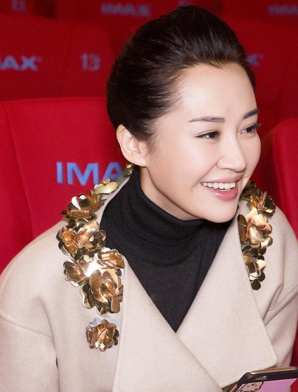 明星素颜 50+岁的女人，尽量学会化妆！这3样化妆品+3步骤，打造精致伪素颜