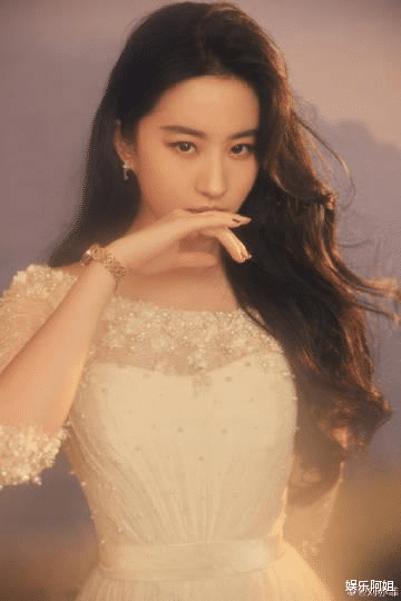 刘亦菲|刘亦菲是不老的吗？活动化身霸道女总，这仪态颜值我敢打一百分！