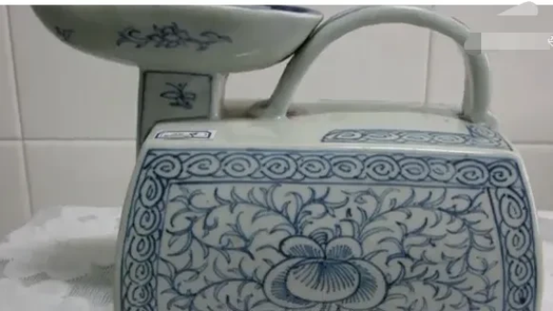 刘先生用17万买的茶壶,沏茶招待朋友,不料,朋友严肃的说“这茶别喝了,壶也赶紧收起来!”