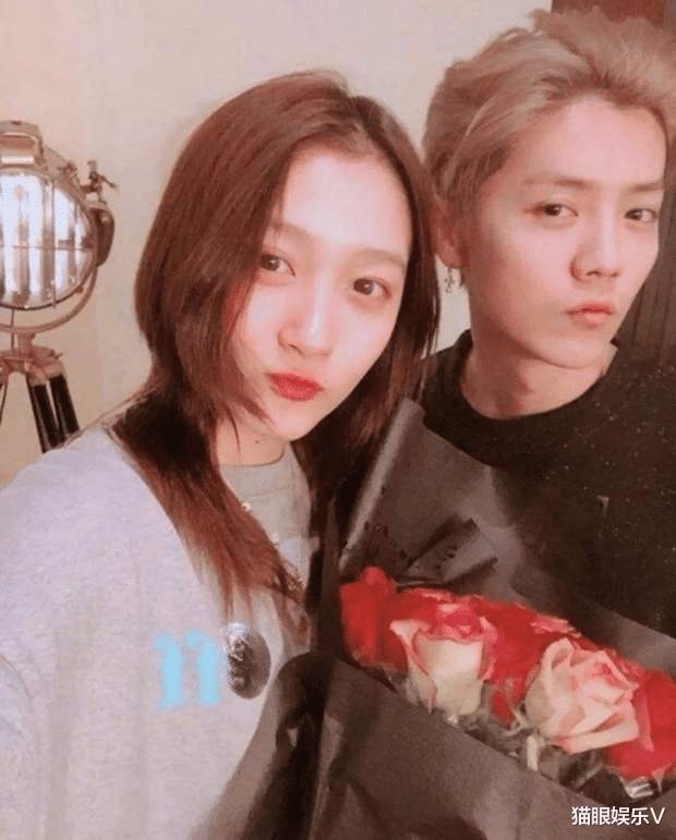 鹿晗|鹿晗关晓彤穿情侣装庆生，送巨大花束引围观，礼物太多助理拿不了