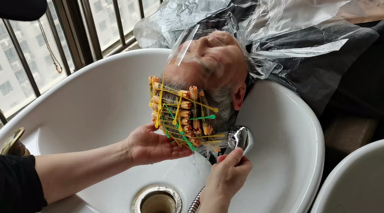 发型 过了70岁白发太多就别染了，剪好发型烫个卷发，清爽干练又显年轻