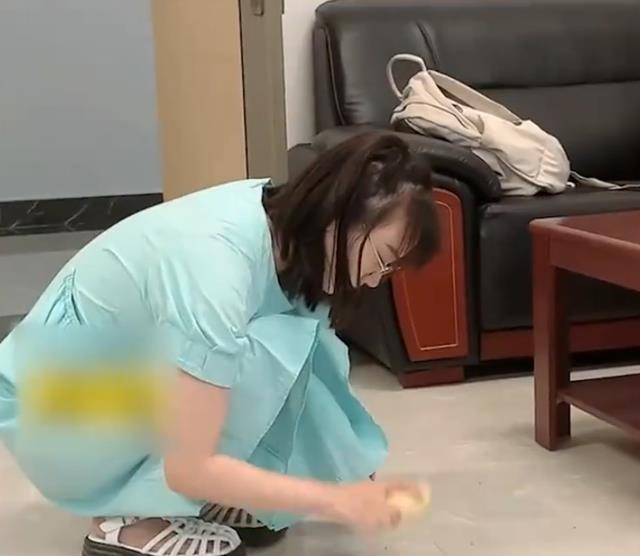 湖北一女生收到妈妈做的馒头,咬了几口没咬动,随后轻松砸开核桃