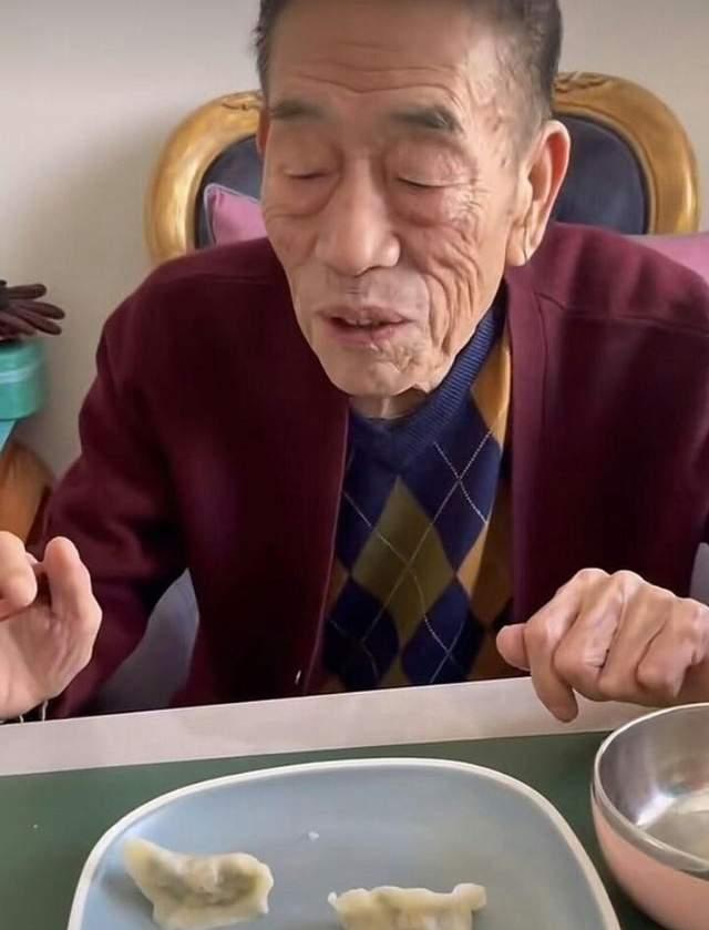 杨少华|相声大师杨少华近况曝光,元宵节在家吃饺子,身体状态令人担忧
