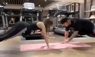 周杰伦|昆凌结婚7周年晒恩爱合影，被周杰伦宠溺摸头，撒娇称就爱烦着你