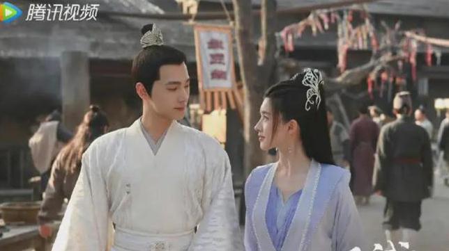 凤栖梧|《且试天下》:凤栖梧眼神温柔地看着男主角,眼中满是爱意