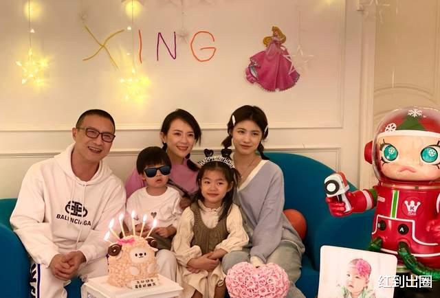 章子怡|章子怡在家素颜带娃，穿热裤罕见露出细白腿，豪宅内超大菜园曝光