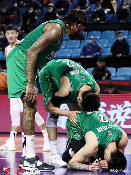 辽宁男篮|辽宁男篮2分险胜！李晓旭膜拜张镇麟，郭艾伦，这次要感谢赵继伟