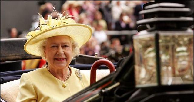 徐杰|身材和气质到底哪个更重要?看完梦露和英国女王的合影你就知道了