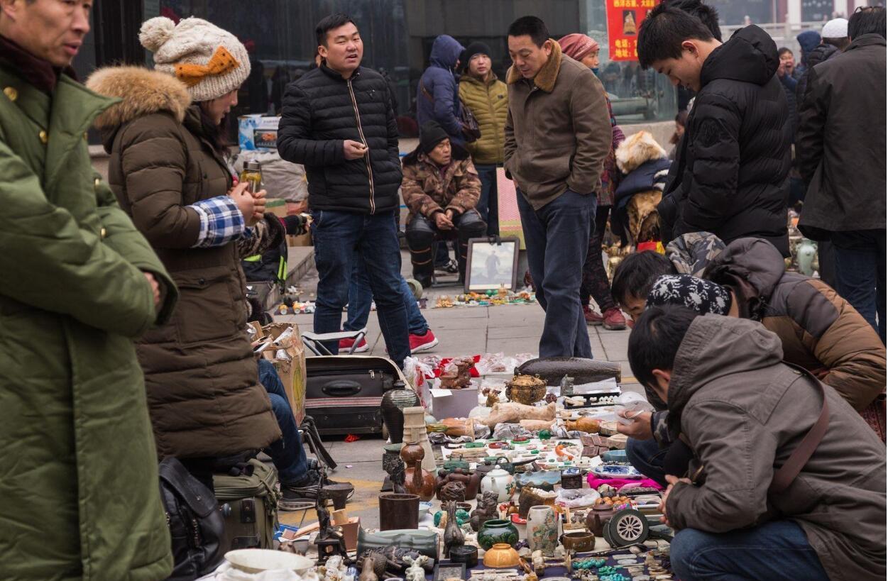 翡翠手镯|收藏市场怪象，地摊300卖银元，店铺1000收银元，只收不卖