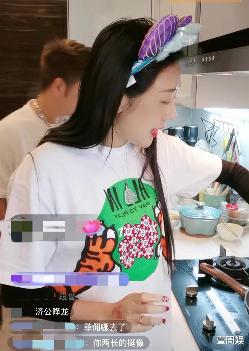 陈浩民|陈浩民蒋丽莎夫妇直播做饭，被吐槽作秀，网友：用剪刀炒菜？