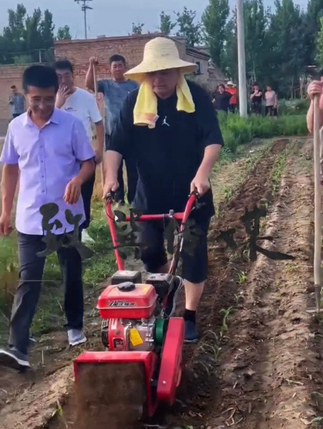 毕福剑|毕福剑复出录节目,种地开拖拉机引围观,笑容亲切超接地气