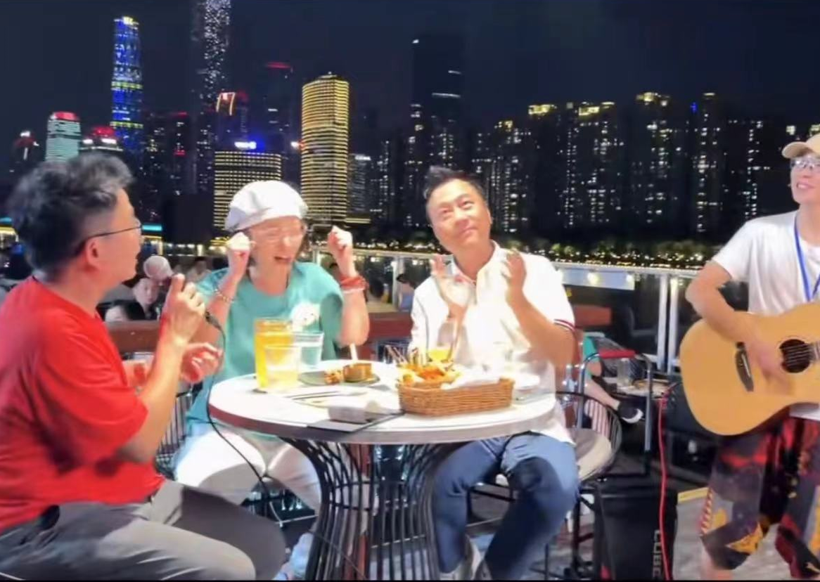 苑琼丹|知名港星广州大排档聚会，黎耀祥苑琼丹神采奕奕，路边唱歌无人识