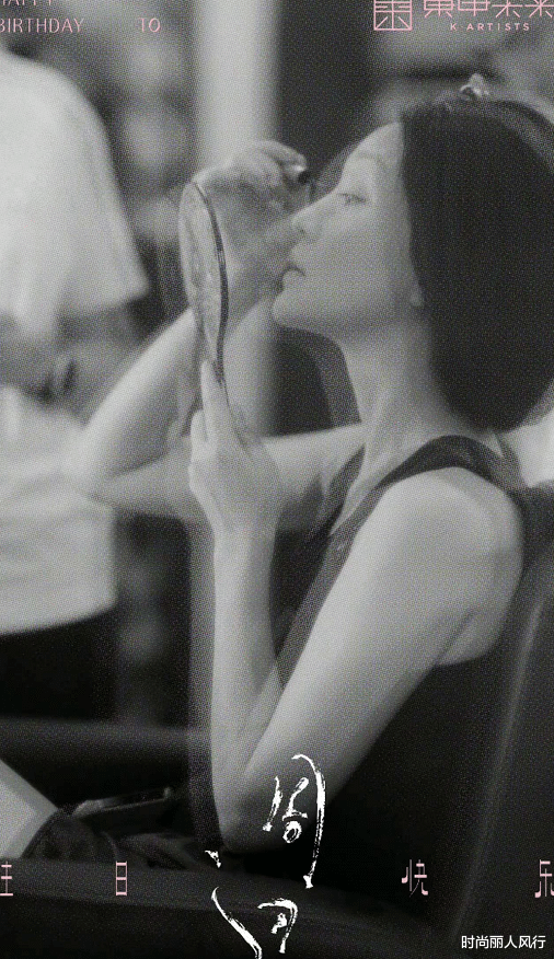 周迅|48岁周迅怎么还那么嫩！庆生照穿衬衫古灵精怪美成少女，状态超好