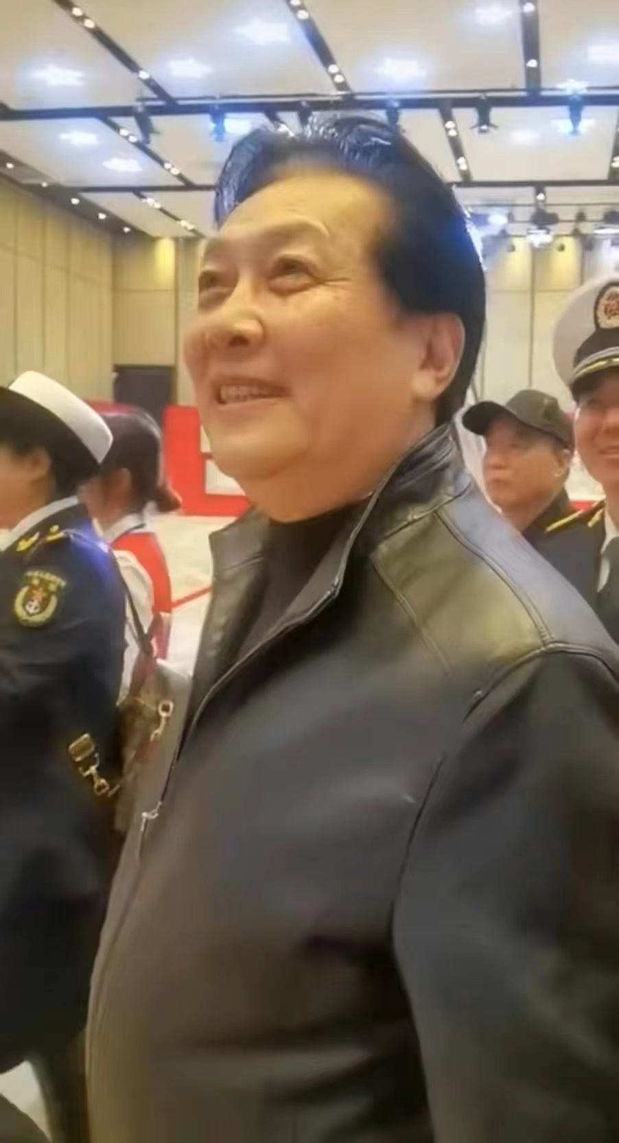 唐国强|唐国强消瘦腿脚僵硬！与网红握手后反复擦手，被指嫌弃对方引争议！