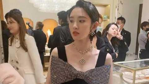 唐艺昕|33岁唐艺昕产后瘦成纸片人，“筷子腰”吓人，还是身体最重要啊