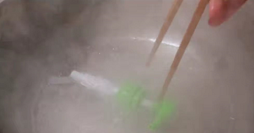 用完洗洁精后,瓶子压嘴卖废品不值钱,放在厨房非常实用,太厉害